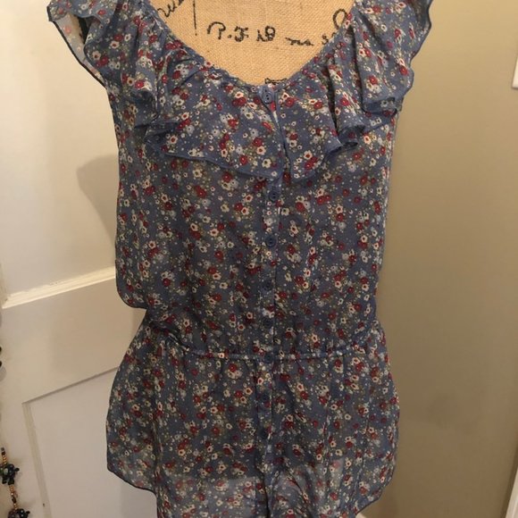 Flowy, Ruffled Flowered Top - Picture 2 of 2